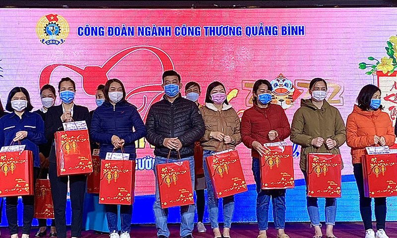 Đại diện lãnh đạo Lien đoàn Lao động tỉnh và Công đoàn ngành Công thương trao quà Tết cho các NLĐ có hoàn cảnh khó khăn.