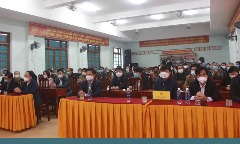 Các đồng chí lãnh đạo tỉnh, huyện Lệ Thủy tiếp xúc với cử tri để lắng nghe tâm tư, nguyện vọng của người dân trên địa bàn.