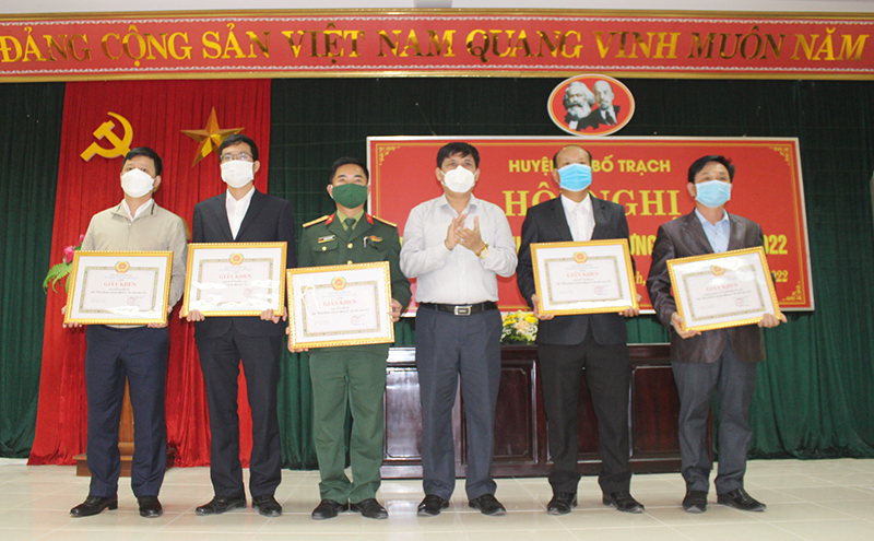 Đồng chí Bí thư Huyện ủy Bố Trạch Lê Công Toán tặng giấy khen cho các tổ chức cơ sở đảng “Hoàn thành xuất sắc nhiệm vụ” tiêu biểu năm 2021.