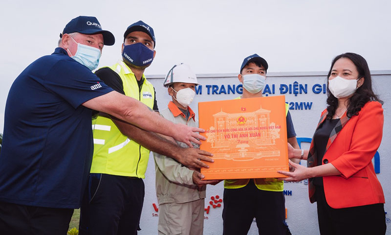 Phó Chủ tịch nước Võ Thị Ánh Xuân tặng quà cho đại diện dự án Cụm Trang trại điện gió B&T. 
