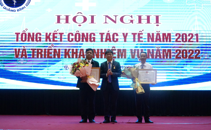 Trao tặng danh hiệu Chiến sỹ thi đua cấp tỉnh cho các cá nhân xuất sắc của ngành Y tế.
