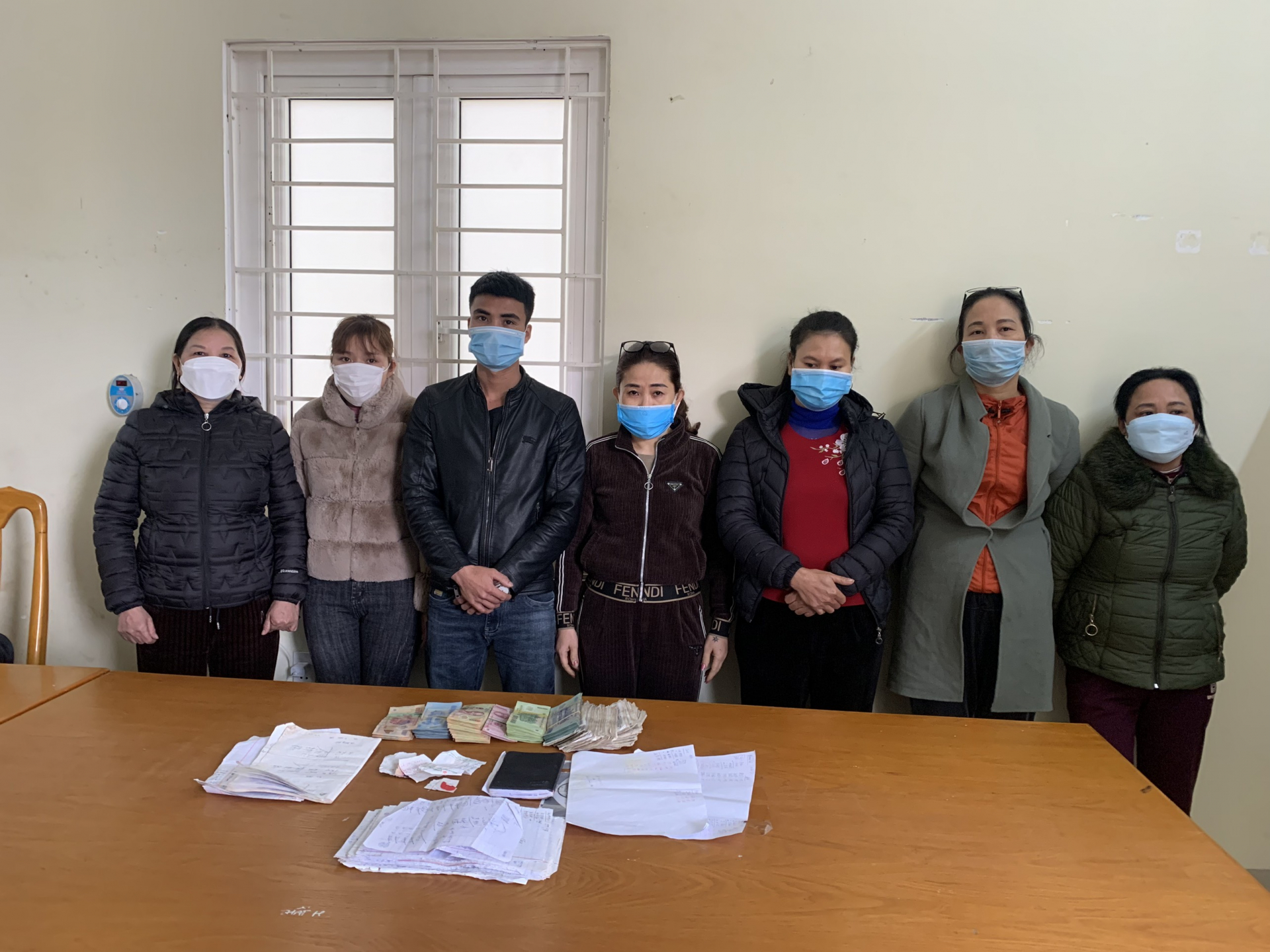 : Các đối tượng trong đường dây đánh bạc dưới hình thức số lô, số đề do Lê Thị Kim An (người ở giữa) cầm đầu.