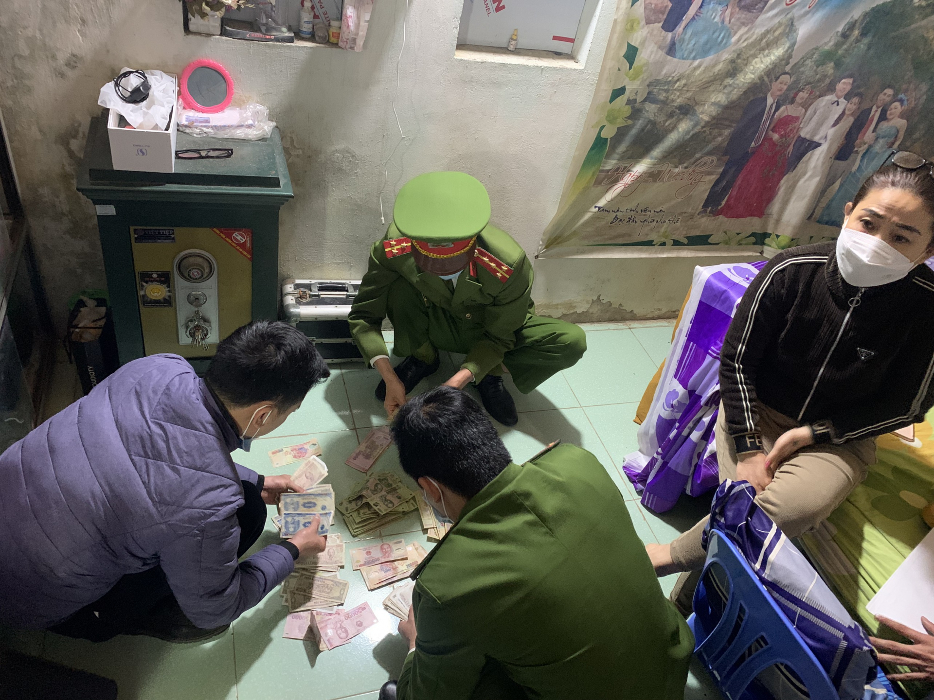 Cơ quan công an khám xét khẩn cấp nơi ở của đối tượng Lê Thị Kim An.