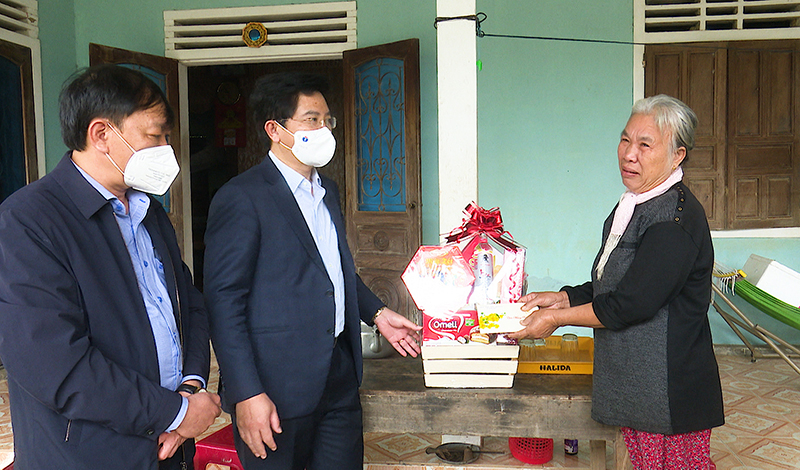 Đồng chí Trương An Ninh-UVTV Tỉnh ủy- Bí thư Thị ủy Ba Đồn thăm, tặng quà bà Trần Thị Thí, thôn Hà Sơn, xã Quảng Sơn.jpg