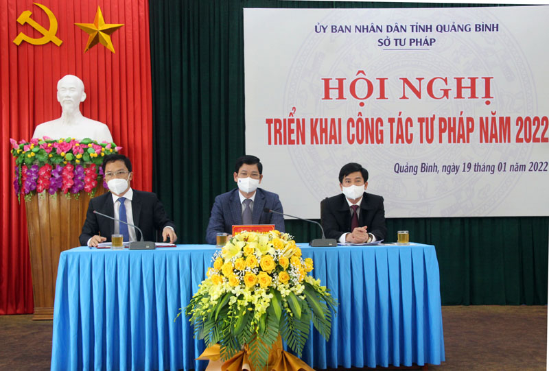 Đồng chí Phó Chủ tịch UBND tỉnh Hồ An Phong và lãnh đạo Sở Tư pháp chủ trì hội nghị