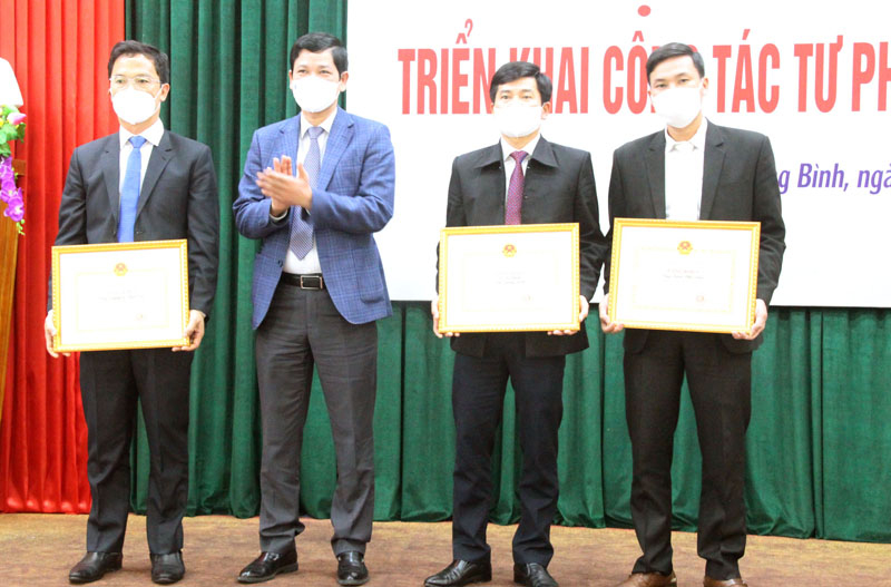 Và trao Bằng khen của Bộ trưởng Bộ Tư pháp cho 1 tập thể, 2 cá nhân thuộc Sở Tư pháp