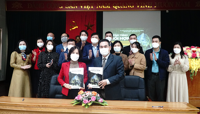 Đại diện lãnh đạo hai đơn vị ký kết chương trình phối hợp. 