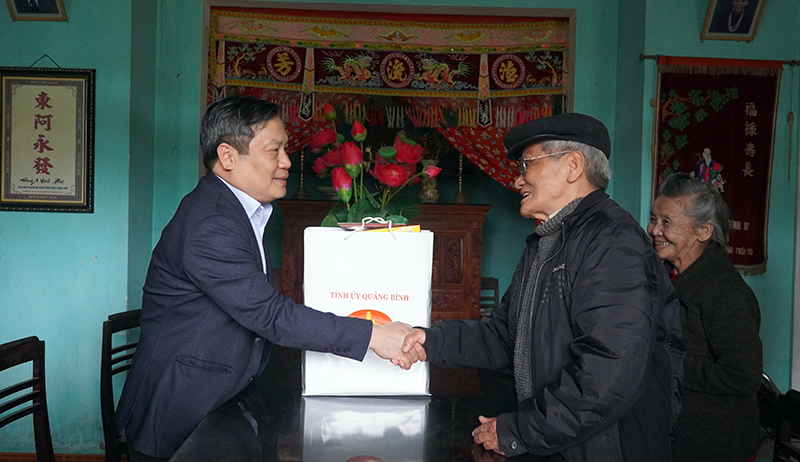 Đồng chí Bí thư Tỉnh ủy Vũ Đại Thắng chúc Tết nhà báo Trần Quốc Vinh