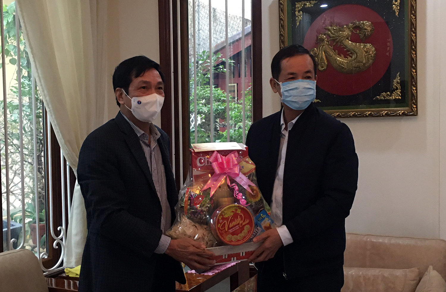 Đồng chí Phó Chủ tịch Thường trực HĐND tỉnh Nguyễn Công Huấn chúc tết đồng chí Trần Công Thuật, nguyên Chủ tịch UBND tỉnh