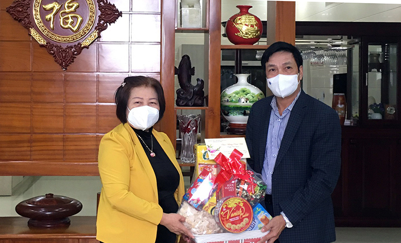 Đồng chí Phó Chủ tịch Thường trực HĐND tỉnh Nguyễn Công Huấn chúc tết đồng chí  Nguyễn Thị Thanh Hương, nguyên Ủy viên Ban Thường vụ Tỉnh ủy, Phó Chủ tịch HĐND tỉnh 