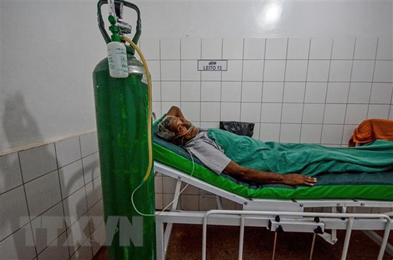 Điều trị cho bệnh nhân nhiễm COVID-19 tại bệnh viện ở Para, Brazil. (Ảnh: AFP/TTXVN)