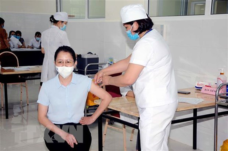 Tiêm phòng vaccine phòng COVID-19. (Ảnh: Quang Quyết/TTXVN)