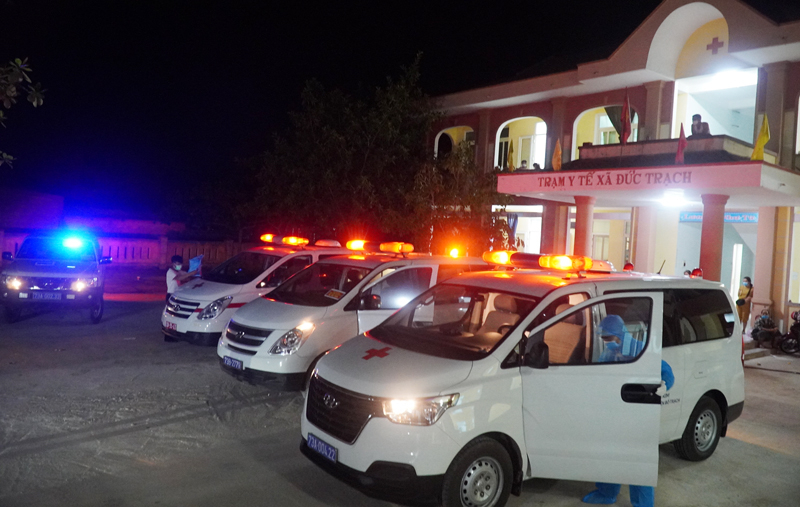 “Người vận chuyển” Trần Xuân Vỹ cùng đồng đội xuyên đêm đón F0 tại “điểm nóng” Đức Trạch.