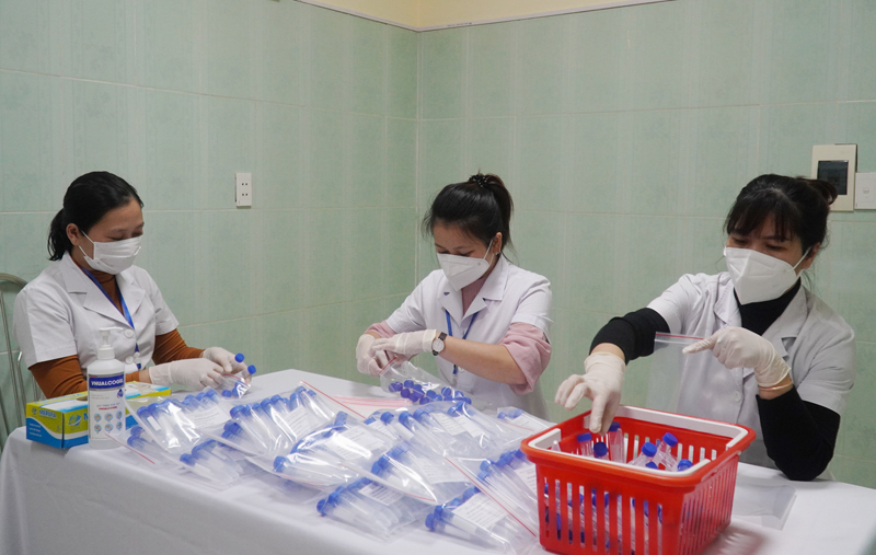 Ống chứa môi trường phục vụ xét nghiệm SARS-CoV-2 của CDC Quảng Bình kịp thời đáp ứng yêu cầu thần tốc lấy mẫu xét nghiệm bóc tách F0 của các địa phương.