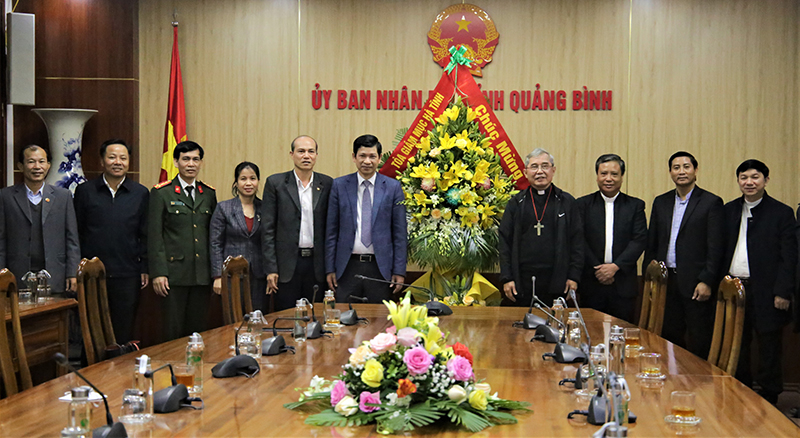 Đoàn công tác Tòa Giám mục Giáo phận Hà Tĩnh tặng hoa chúc mừng năm mới các đồng chí lãnh đạo và nhân dân tỉnh Quảng Bình.