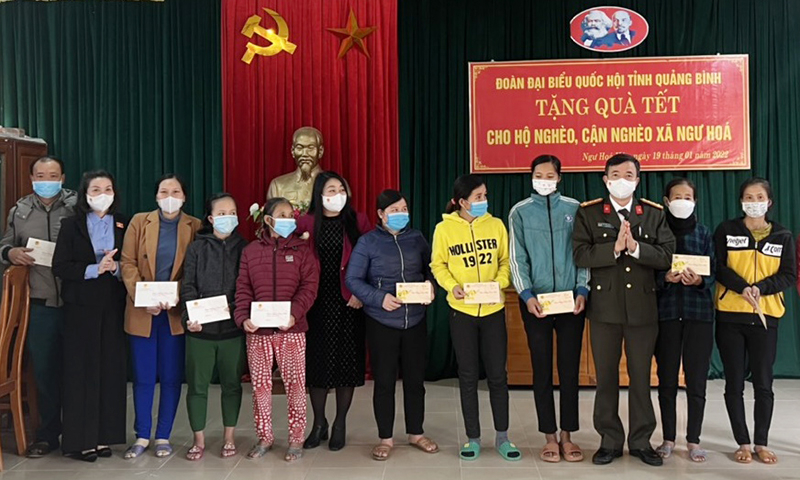 Các đại biểu Quốc hội khóa XV tỉnh Quảng Bình trao quà cho các gia đình chính sách, gia đình có hoàn cảnh khó khăn tại xã Ngư Hóa.