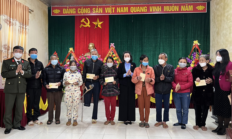 Các đại biểu Quốc hội khóa XV tỉnh Quảng Bình trao quà tại xã Xuân Hóa, huyện Minh Hóa.
