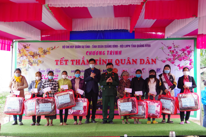 Phó chính ủy Bộ CHQS tỉnh và Phó Bí thư Tỉnh đoàn tặng quà các hộ gia đình chính sách