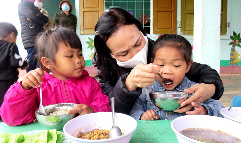 Cán bộ Hội LHPN tỉnh tổ chức “Bữa cơm cho em” tại xã Thanh Hóa (huyện Tuyên Hóa)