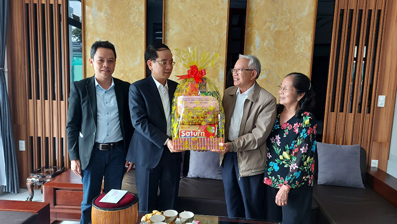 Đồng chí Phó Chủ tịch UBND tỉnh Phan Mạnh thăm, chúc tết gia đình đồng chí Hoàng Văn Khẩn, nguyên Phó Chủ tịch UBND tỉnh.