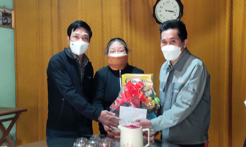 Đồng chí Nguyễn Công Huấn đã thăm, chúc Tết gia đình ông Hồ Quang Đáp, bệnh binh ở thôn Minh Cầm Trang, xã Phong Hóa.