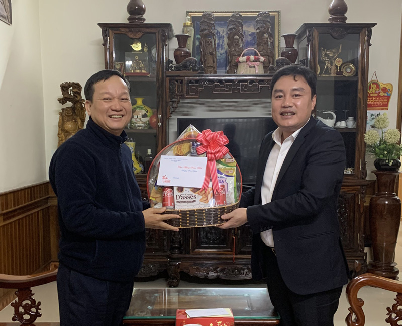 Đồng chí Chủ nhiệm UBKT Tỉnh ủy, Ủy viên Ban Thường vụ Tỉnh ủy Đinh Hữu Thành tặng quà và chúc mừng năm mới đồng chí Đinh Công Hải, nguyên Chủ nhiệm UBKT Tỉnh ủy. 