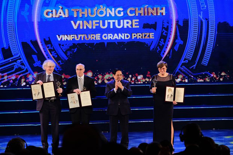 Giải thưởng cao nhất trị giá 3 triệu đô la Mỹ đã được trao cho 3 nhà khoa học Katalin Kariko, Drew Weissman (Mỹ) và Pieter Cullis (Canada). (Ảnh: PV/Vietnam+)