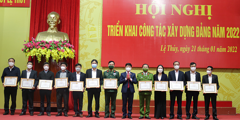 Đồng chí Bí thư Huyện ủy Lệ Thủy Lê Vĩnh Thế tặng giấy khen cho các tổ chức cơ sở đảng “Hoàn thành xuất sắc nhiệm vụ” tiêu biểu năm 2021.