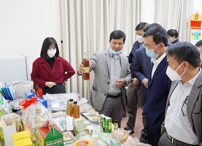 Các đại biểu tham quan các sản phẩm dự thi  sản phẩm OCOP cấp tỉnh năm 2021