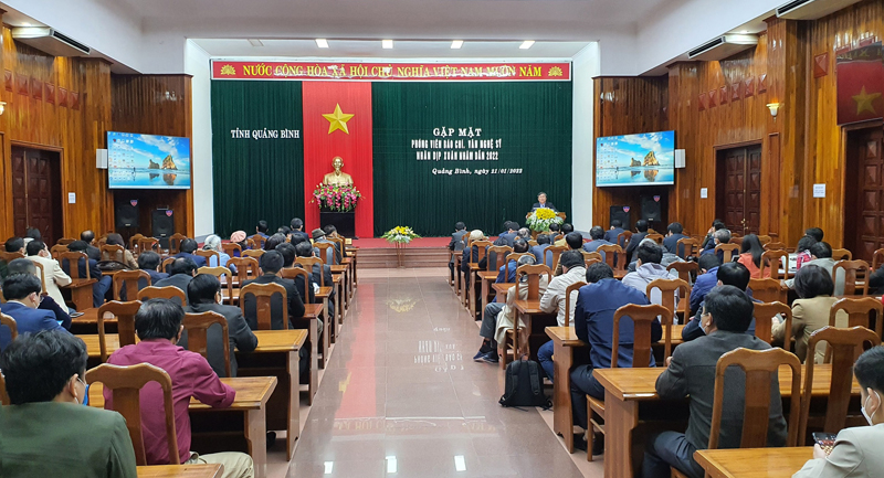 Toàn cảnh buổi gặp mặt đội ngũ văn nghệ sỹ và báo chí nhân dịp đón Tết cổ truyền dân tộc.