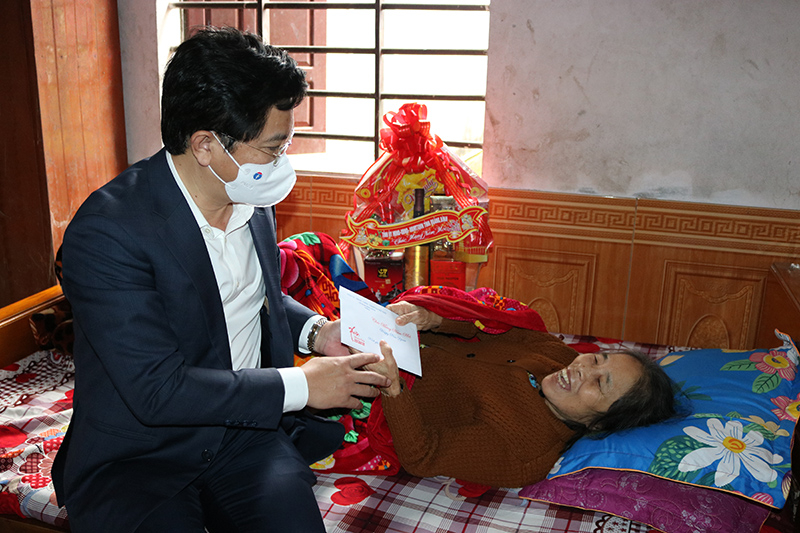 Đồng chí Bí thư Thị ủy Ba Đồn thăm, tặng quà cho thương binh Mai Thị Tuất, thôn Vĩnh Phú, xã Quảng Hòa, TX. Ba Đồn.