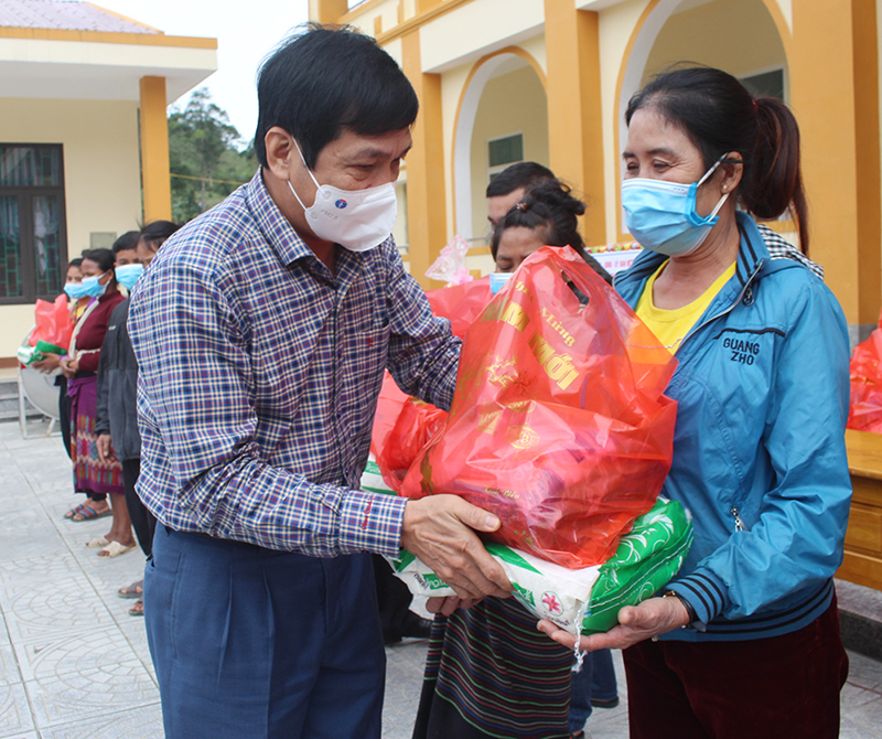 Đồng chí Phó Chủ tịch Thường trực HĐND tỉnh Nguyễn Công Huấn trao quà cho người dân xã Tân Trạch (Bố Trạch).