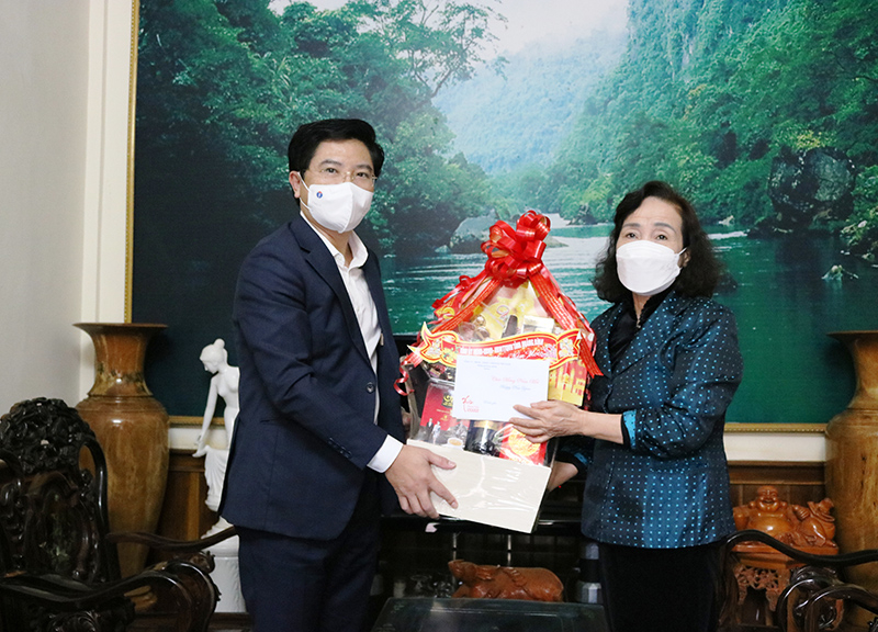 Đồng chí Trương An Ninh thăm, chúc Tết và tặng quà đồng chí Phạm Thị Bích Lựa, nguyên Ủy viên Ban Thường vụ Tỉnh ủy, Phó Chủ tịch Thường trực UBND tỉnh. 