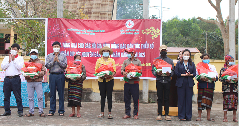 Đồng chí Phó Chủ tịch Thường trực HĐND tỉnh Nguyễn Công Huấn, đồng chí Chủ tịch Ủy ban MTTQ Việt Nam tỉnh Phạm Thị Hân, Chủ tịch Hội Chữ thập đỏ tỉnh Phan Văn Cầu trao quà cho các hộ nghèo tại xã Thượng Trạch (Bố Trạch).