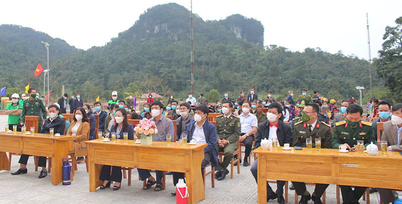  Các đại biểu tham dự tại lễ trao quà ở xã Tân Trạch.