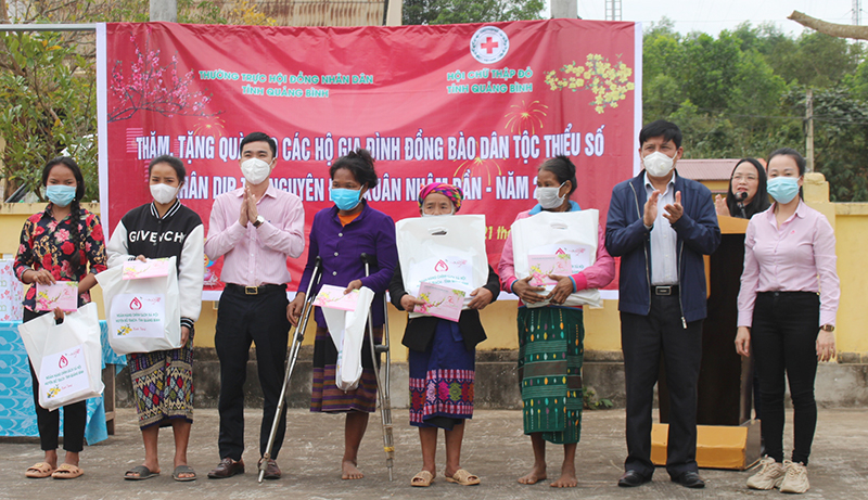 Đại diện Huyện ủy, Ngân hàng Chính sách xã hội huyện Bố Trạch trao quà cho các hộ nghèo xã Thượng Trạch.