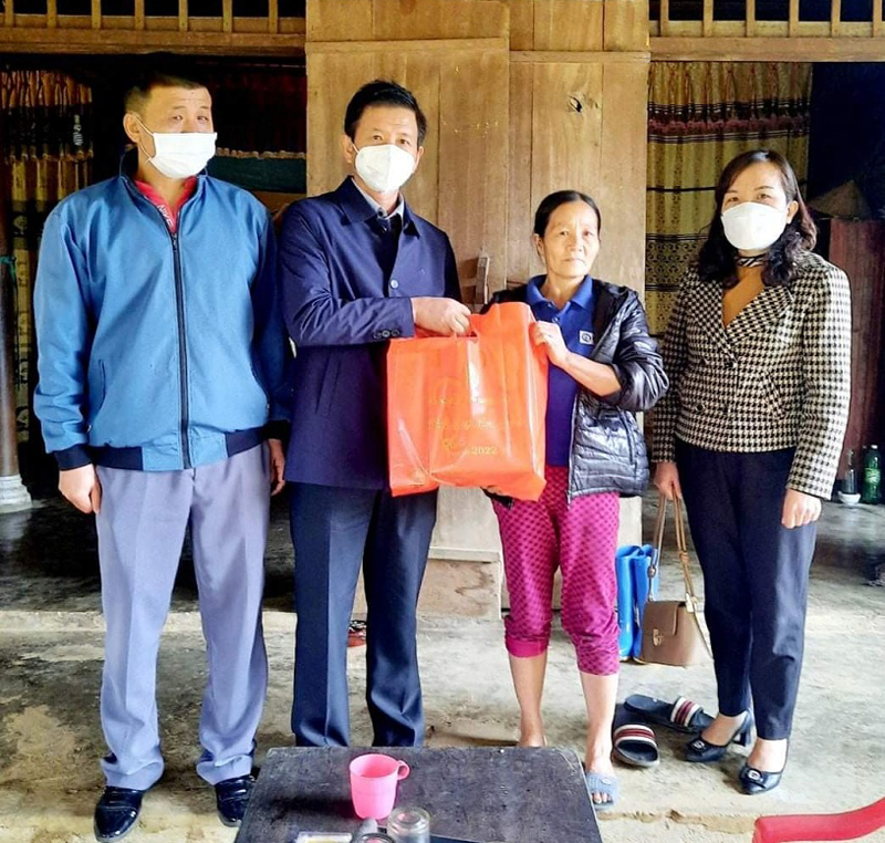 Những món quà là nguồn động viên giúp các hoàn cảnh khó khăn được có thêm điều kiện vui xuân đón tết.