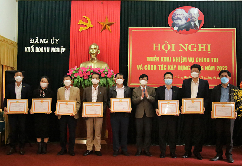  Đại diện lãnh đạo Đảng ủy Khối DN trao giấy khen cho các tập thể hoàn thành xuất sắc nhiệm vụ năm 2021. 