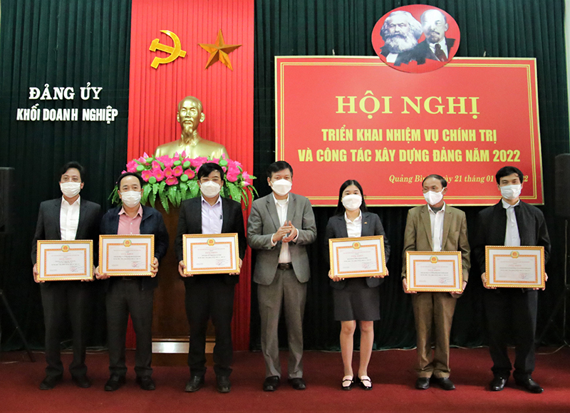  Đại diện lãnh đạo Đảng ủy Khối DN trao giấy khen cho các tập thể hoàn thành xuất sắc nhiệm vụ năm 2021. 