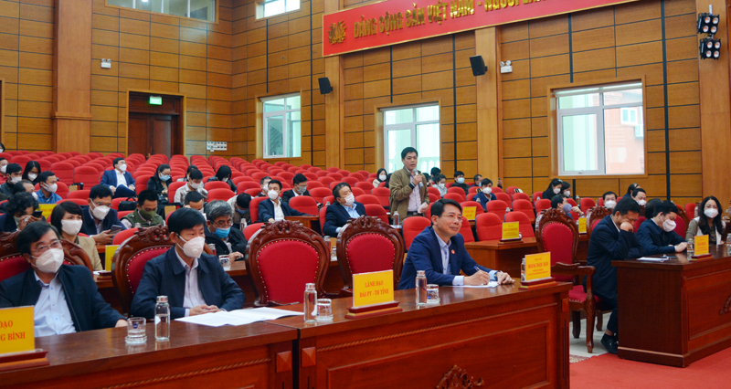 Các đại biểu dự gặp mặt, đóng góp ý kiến với lãnh đạo TP. Đồng Hới.