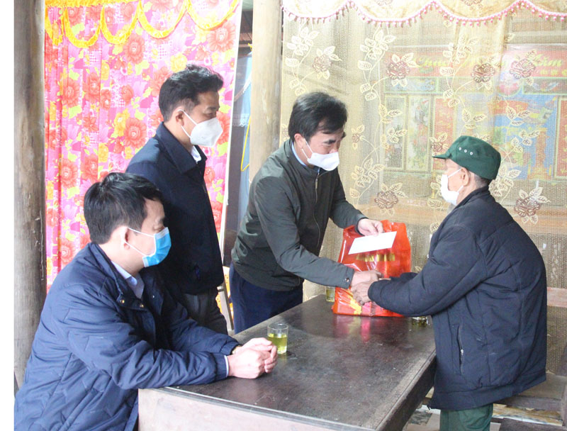  Trao quà cho gia đình chính sách tại xã Tân Hóa (Minh Hóa)