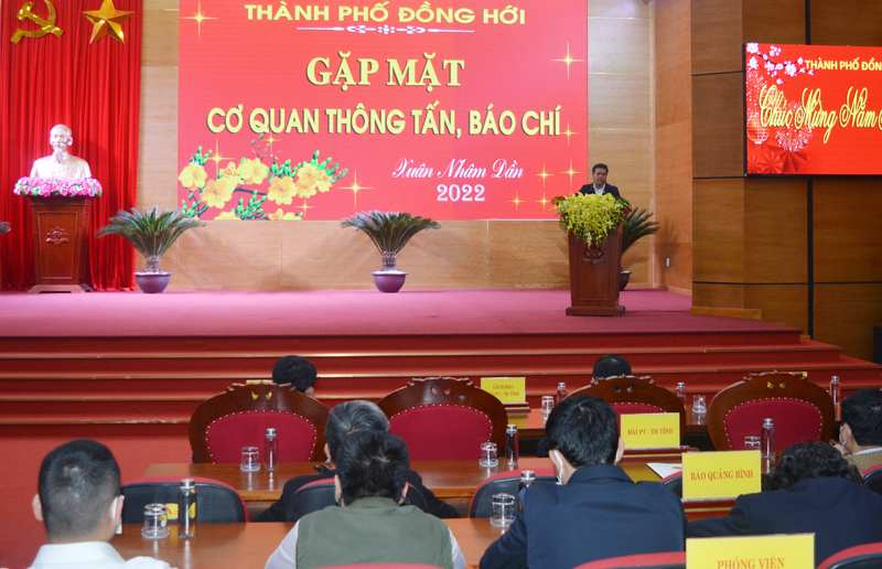Đồng chí Bí thư Thành ủy Đồng Hới Trần Phong phát biểu tại buổi gặp mặt.