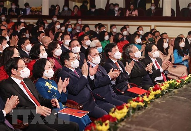 Thủ tướng Phạm Minh Chính và Thường trực Ban Bí thư Trung ương Đảng Võ Văn Thưởng cùng các đại biểu tham dự Lễ trao Giải báo chí toàn quốc về xây dựng Đảng lần thứ VI. (Ảnh: Dương Giang/TTXVN)