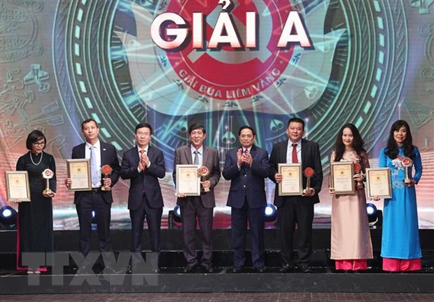 Thủ tướng Phạm Minh Chính và Thường trực Ban Bí thư Võ Văn Thưởng trao giải A cho các tác giả, nhóm tác giả. (Ảnh: Dương Giang/TTXVN)