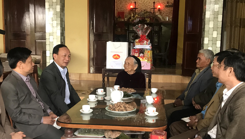 Đồng chí Trần Hải Châu, Phó Bí thư Thường trực Tỉnh ủy, Chủ tịch HĐND tỉnh thăm, tặng quà Tết cho Mẹ Việt Nam anh hùng ở huyện Lệ Thủy
