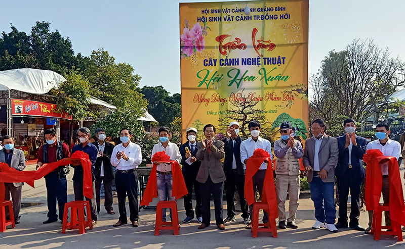 Đại diện lãnh đạo các đơn vị liên quan tham gia cắt băng khai mạc “Triển lãm sinh vật cảnh mừng Đảng, mừng Xuân Nhâm Dần năm 2022”.