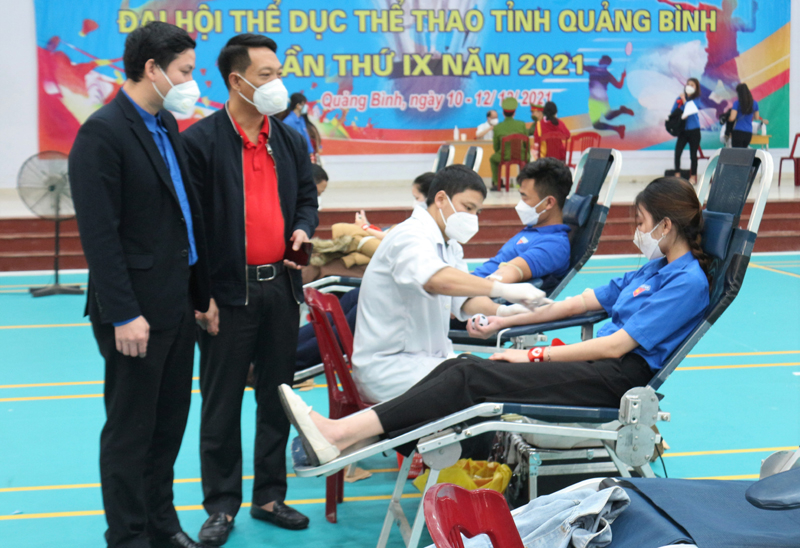 Đại diện Ban thường vụ Tỉnh đoàn và Báo Tiền phong thăm hỏi ĐVTN tham gia hiến máu.