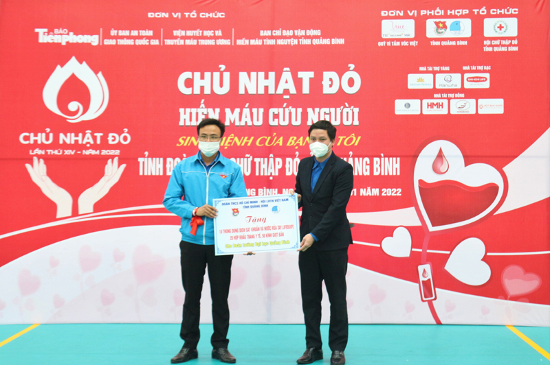 Đồng chí Bí thư Tỉnh đoàn Đặng Đại Bàng trao tặng dung dịch sát khuẩn cho Đoàn trường Đại học Quảng Bình.