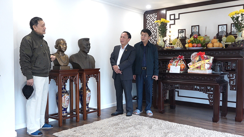 Phó Bí thư Thường trực Tỉnh ủy Đồng chí Trần Hải Châu trò chuyện với con trai của Trung tướng Đồng Sỹ Nguyên.