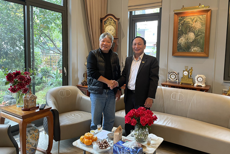 Đồng chí Phó Bí thư Thường trực Tỉnh ủy Trần Hải Châu tặng quà, chúc Tết đồng chí Hà Hùng Cường.